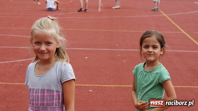 Zdjęcie w galerii na portalu naszraciborz.pl: Na radiowej fali w raciborskiej bibliotece wiadomości z regionu