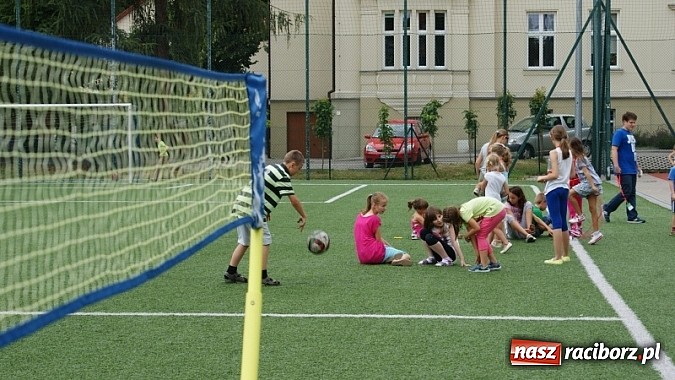 Zdjęcie w galerii na portalu naszraciborz.pl: Na radiowej fali w raciborskiej bibliotece wiadomości z regionu