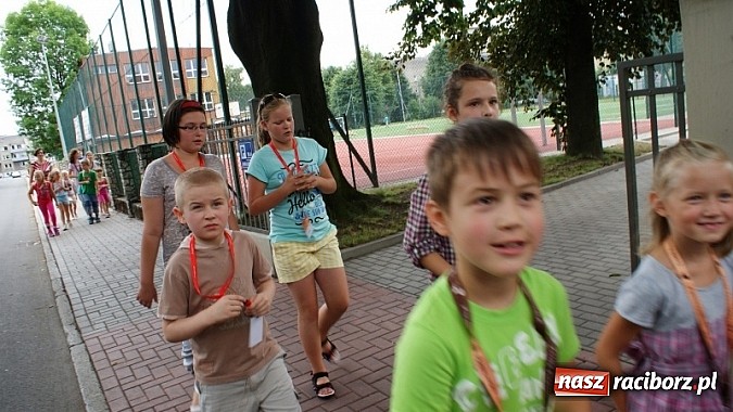 Zdjęcie w galerii na portalu naszraciborz.pl: Na radiowej fali w raciborskiej bibliotece wiadomości z regionu