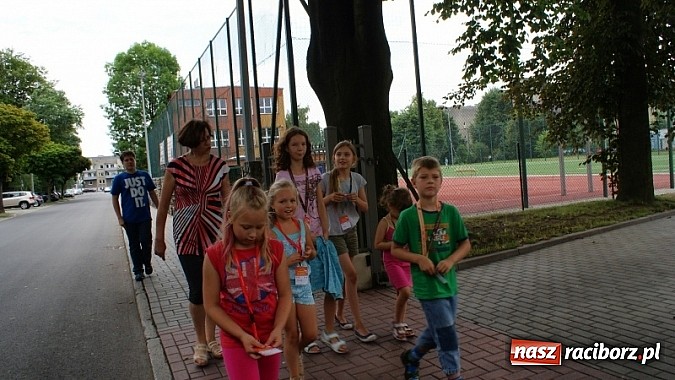 Zdjęcie w galerii na portalu naszraciborz.pl: Na radiowej fali w raciborskiej bibliotece wiadomości z regionu