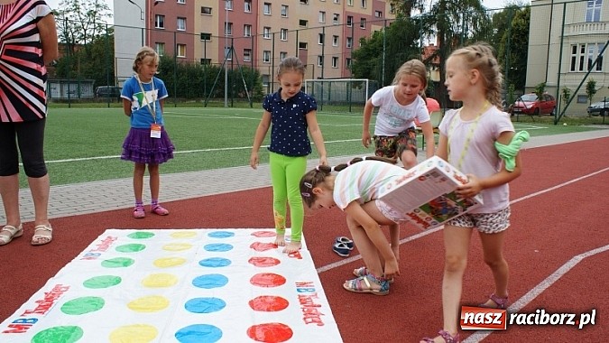 Zdjęcie w galerii na portalu naszraciborz.pl: Na radiowej fali w raciborskiej bibliotece wiadomości z regionu