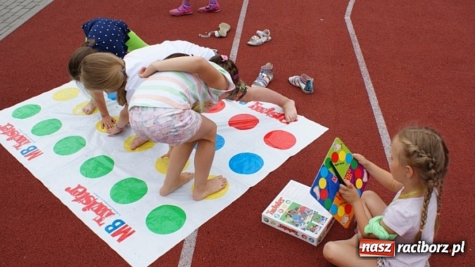 Zdjęcie w galerii na portalu naszraciborz.pl: Na radiowej fali w raciborskiej bibliotece wiadomości z regionu