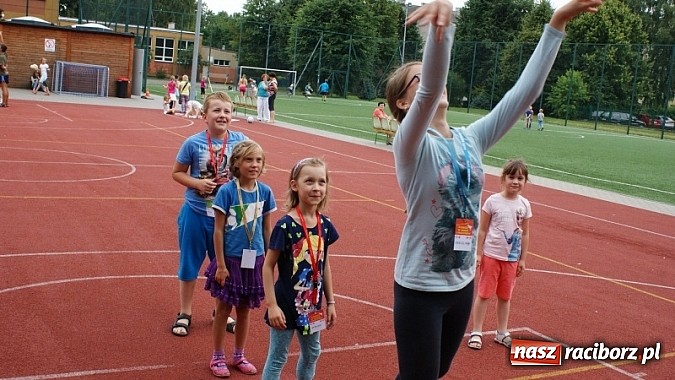 Zdjęcie w galerii na portalu naszraciborz.pl: Na radiowej fali w raciborskiej bibliotece wiadomości z regionu
