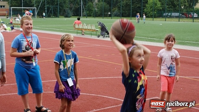 Zdjęcie w galerii na portalu naszraciborz.pl: Na radiowej fali w raciborskiej bibliotece wiadomości z regionu