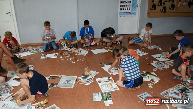 Zdjęcie w galerii na portalu naszraciborz.pl: Na radiowej fali w raciborskiej bibliotece wiadomości z regionu