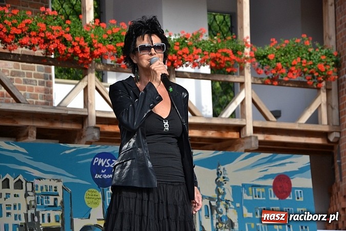 Zdjęcie w galerii na portalu naszraciborz.pl: La vie en rose - koncert Yagi Kowalik w repertuarze Edith Piaf na zamku wiadomości z regionu