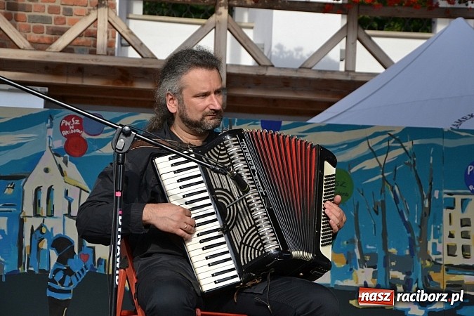 Zdjęcie w galerii na portalu naszraciborz.pl: La vie en rose - koncert Yagi Kowalik w repertuarze Edith Piaf na zamku wiadomości z regionu