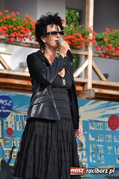 Zdjęcie w galerii na portalu naszraciborz.pl: La vie en rose - koncert Yagi Kowalik w repertuarze Edith Piaf na zamku wiadomości z regionu