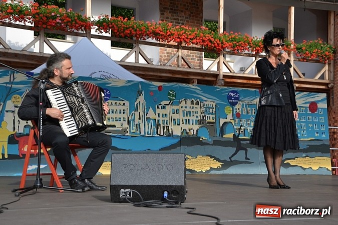 Zdjęcie w galerii na portalu naszraciborz.pl: La vie en rose - koncert Yagi Kowalik w repertuarze Edith Piaf na zamku wiadomości z regionu