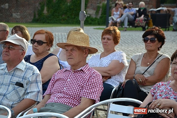 Zdjęcie w galerii na portalu naszraciborz.pl: La vie en rose - koncert Yagi Kowalik w repertuarze Edith Piaf na zamku wiadomości z regionu