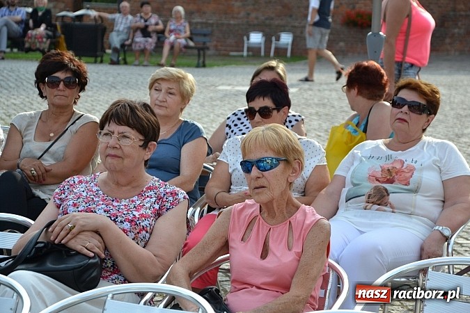Zdjęcie w galerii na portalu naszraciborz.pl: La vie en rose - koncert Yagi Kowalik w repertuarze Edith Piaf na zamku wiadomości z regionu