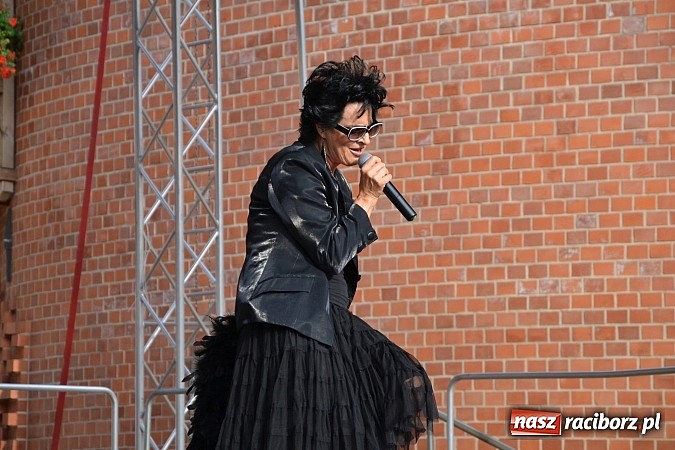 Zdjęcie w galerii na portalu naszraciborz.pl: La vie en rose - koncert Yagi Kowalik w repertuarze Edith Piaf na zamku wiadomości z regionu