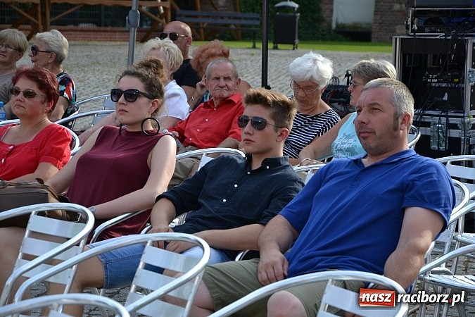 Zdjęcie w galerii na portalu naszraciborz.pl: La vie en rose - koncert Yagi Kowalik w repertuarze Edith Piaf na zamku wiadomości z regionu