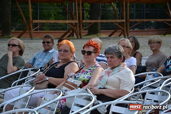 Zdjęcie w galerii na portalu naszraciborz.pl: La vie en rose - koncert Yagi Kowalik w repertuarze Edith Piaf na zamku wiadomości z regionu