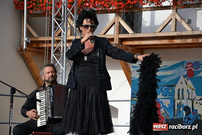 Zdjęcie w galerii na portalu naszraciborz.pl: La vie en rose - koncert Yagi Kowalik w repertuarze Edith Piaf na zamku wiadomości z regionu