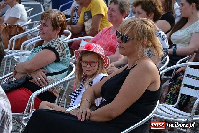 Zdjęcie w galerii na portalu naszraciborz.pl: La vie en rose - koncert Yagi Kowalik w repertuarze Edith Piaf na zamku wiadomości z regionu