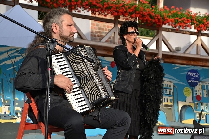 Zdjęcie w galerii na portalu naszraciborz.pl: La vie en rose - koncert Yagi Kowalik w repertuarze Edith Piaf na zamku wiadomości z regionu