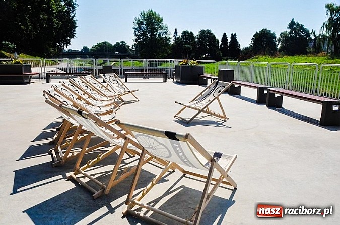 Zdjęcie w galerii na portalu naszraciborz.pl: W Raciborzu jak na Kasprowym. Miejski relaks na leżaku przy fontannie oraz na przystani kajakowej wiadomości z regionu