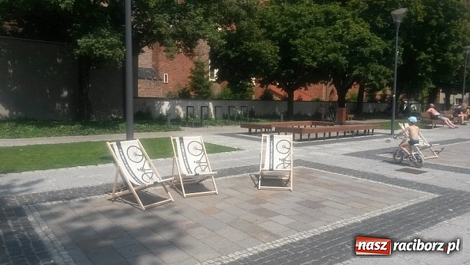 Zdjęcie w galerii na portalu naszraciborz.pl: W Raciborzu jak na Kasprowym. Miejski relaks na leżaku przy fontannie oraz na przystani kajakowej wiadomości z regionu