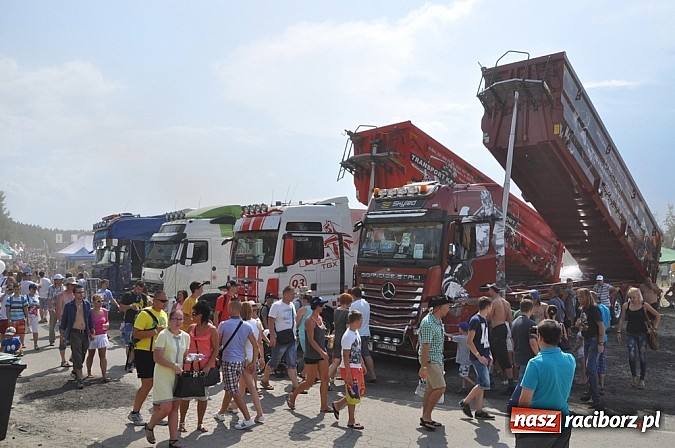 Zdjęcie w galerii na portalu naszraciborz.pl: Mimo pogody w kratkę kilkadziesiąt tysięcy fanów na zlocie Master Truck 2015 wiadomości z regionu