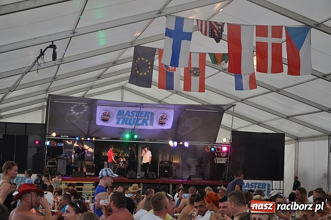 Zdjęcie w galerii na portalu naszraciborz.pl: Mimo pogody w kratkę kilkadziesiąt tysięcy fanów na zlocie Master Truck 2015 wiadomości z regionu