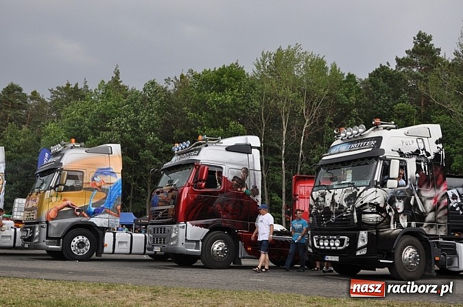 Zdjęcie w galerii na portalu naszraciborz.pl: Mimo pogody w kratkę kilkadziesiąt tysięcy fanów na zlocie Master Truck 2015 wiadomości z regionu