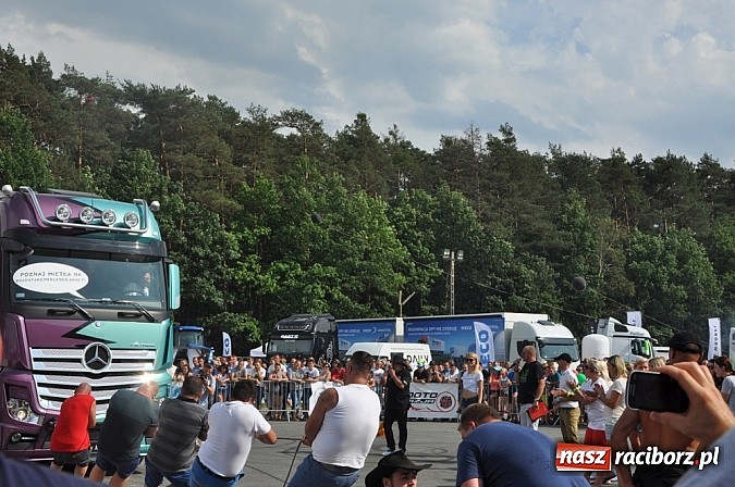 Zdjęcie w galerii na portalu naszraciborz.pl: Mimo pogody w kratkę kilkadziesiąt tysięcy fanów na zlocie Master Truck 2015 wiadomości z regionu
