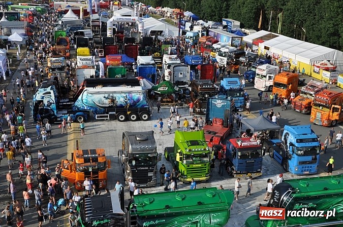 Zdjęcie w galerii na portalu naszraciborz.pl: Mimo pogody w kratkę kilkadziesiąt tysięcy fanów na zlocie Master Truck 2015 wiadomości z regionu