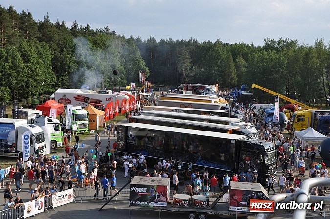 Zdjęcie w galerii na portalu naszraciborz.pl: Mimo pogody w kratkę kilkadziesiąt tysięcy fanów na zlocie Master Truck 2015 wiadomości z regionu