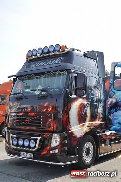 Zdjęcie w galerii na portalu naszraciborz.pl: Mimo pogody w kratkę kilkadziesiąt tysięcy fanów na zlocie Master Truck 2015 wiadomości z regionu