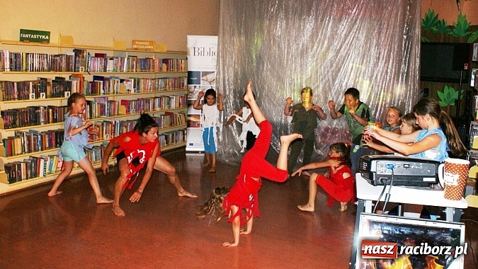 Zdjęcie w galerii na portalu naszraciborz.pl: Dzieci spędzają lato z biblioteką na warsztatach wiadomości z regionu