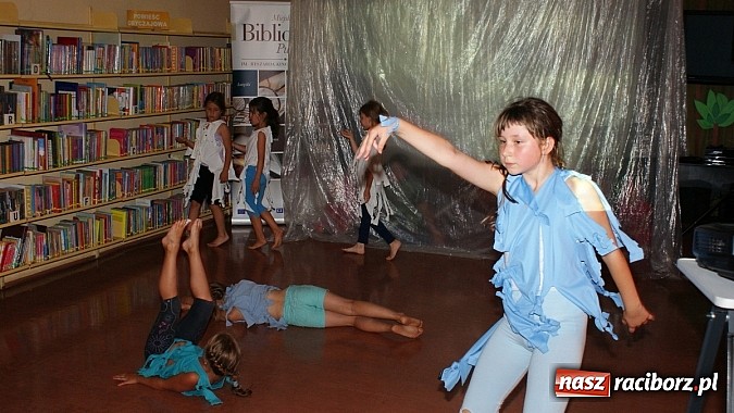 Zdjęcie w galerii na portalu naszraciborz.pl: Dzieci spędzają lato z biblioteką na warsztatach wiadomości z regionu