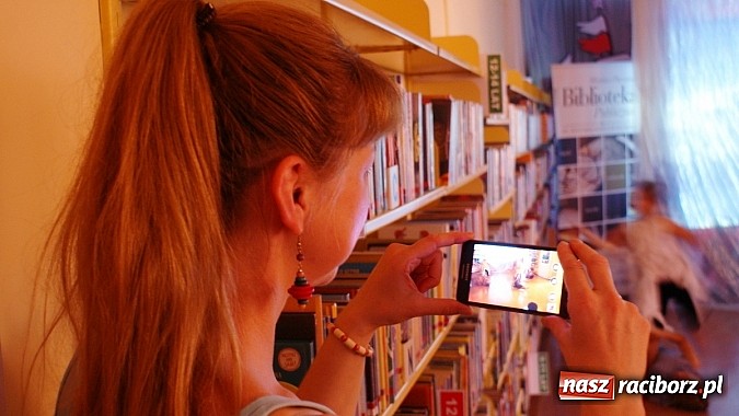Zdjęcie w galerii na portalu naszraciborz.pl: Dzieci spędzają lato z biblioteką na warsztatach wiadomości z regionu