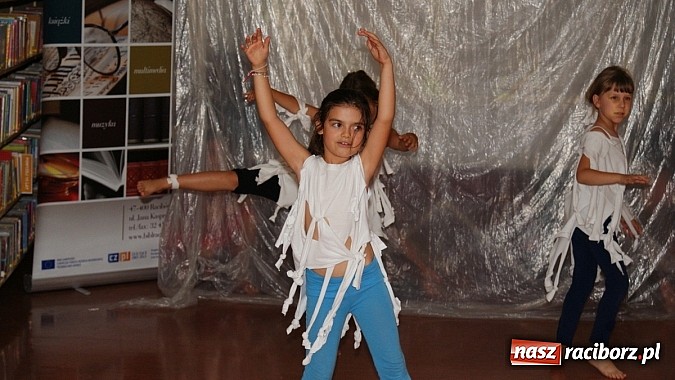 Zdjęcie w galerii na portalu naszraciborz.pl: Dzieci spędzają lato z biblioteką na warsztatach wiadomości z regionu