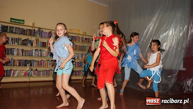 Zdjęcie w galerii na portalu naszraciborz.pl: Dzieci spędzają lato z biblioteką na warsztatach wiadomości z regionu