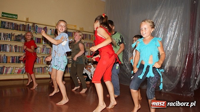 Zdjęcie w galerii na portalu naszraciborz.pl: Dzieci spędzają lato z biblioteką na warsztatach wiadomości z regionu