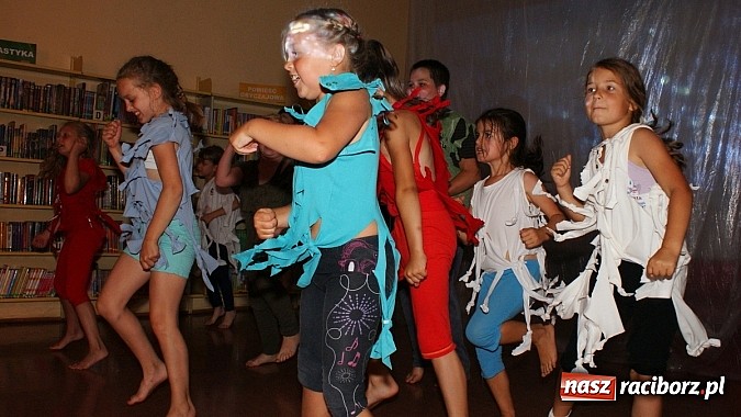 Zdjęcie w galerii na portalu naszraciborz.pl: Dzieci spędzają lato z biblioteką na warsztatach wiadomości z regionu