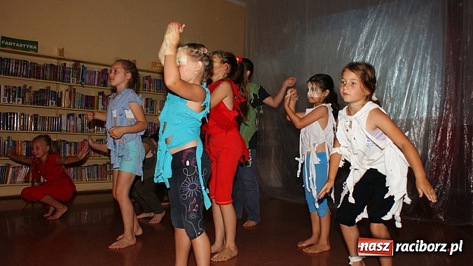 Zdjęcie w galerii na portalu naszraciborz.pl: Dzieci spędzają lato z biblioteką na warsztatach wiadomości z regionu