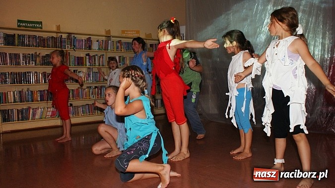 Zdjęcie w galerii na portalu naszraciborz.pl: Dzieci spędzają lato z biblioteką na warsztatach wiadomości z regionu