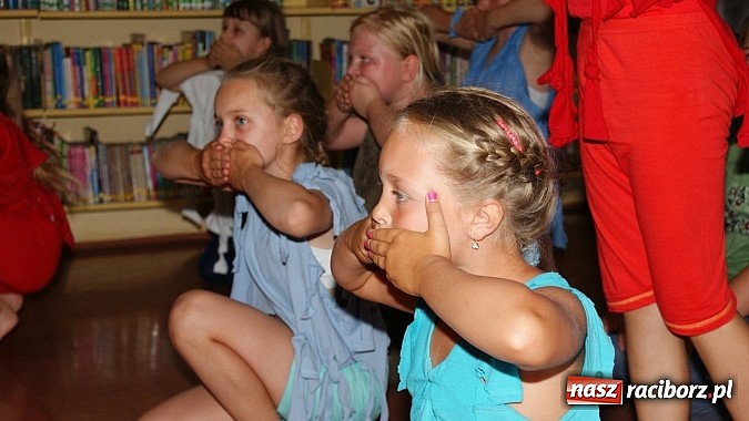 Zdjęcie w galerii na portalu naszraciborz.pl: Dzieci spędzają lato z biblioteką na warsztatach wiadomości z regionu