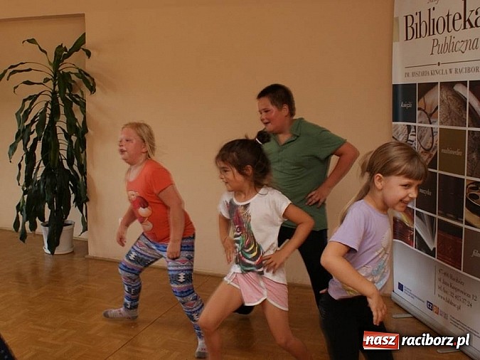 Zdjęcie w galerii na portalu naszraciborz.pl: Dzieci spędzają lato z biblioteką na warsztatach wiadomości z regionu