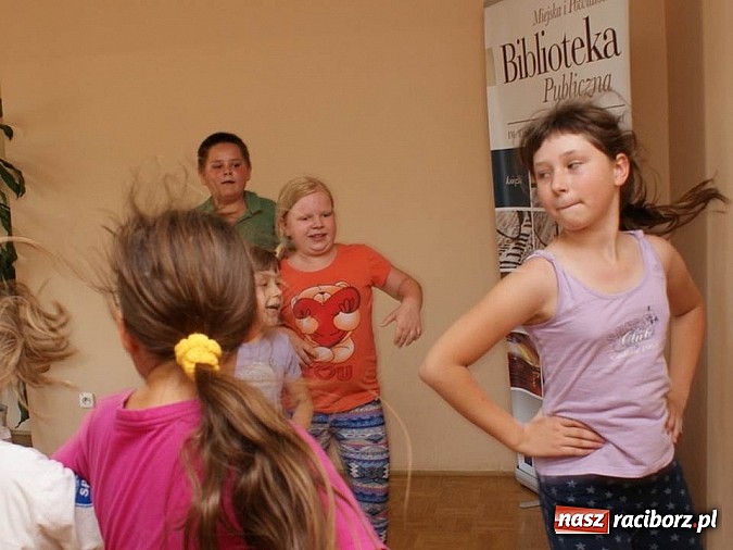 Zdjęcie w galerii na portalu naszraciborz.pl: Dzieci spędzają lato z biblioteką na warsztatach wiadomości z regionu
