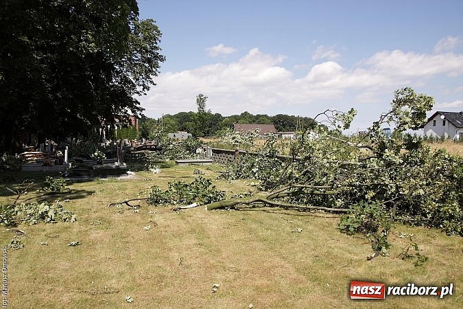 Zdjęcie w galerii na portalu naszraciborz.pl: Skutki wczorajszej nawałnicy w Modzurowie - mieszkańcy nadal nie mają prądu  wiadomości z regionu