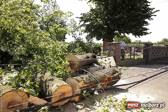 Zdjęcie w galerii na portalu naszraciborz.pl: Skutki wczorajszej nawałnicy w Modzurowie - mieszkańcy nadal nie mają prądu  wiadomości z regionu
