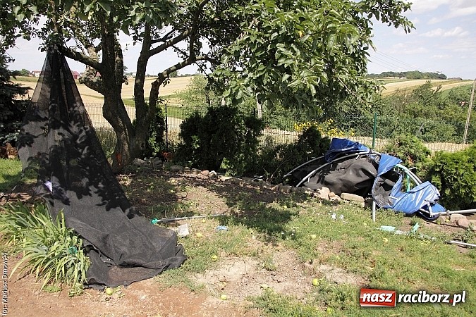 Zdjęcie w galerii na portalu naszraciborz.pl: Skutki wczorajszej nawałnicy w Modzurowie - mieszkańcy nadal nie mają prądu  wiadomości z regionu