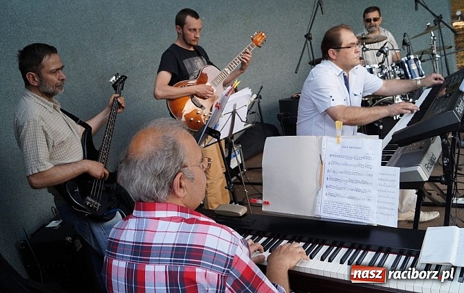 Zdjęcie w galerii na portalu naszraciborz.pl: Grupa bez Nazwy wystąpiła w Parku Roth wiadomości z regionu