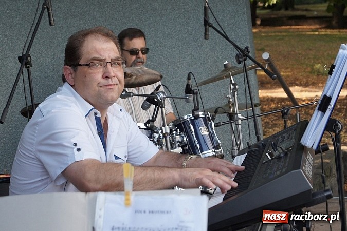 Zdjęcie w galerii na portalu naszraciborz.pl: Grupa bez Nazwy wystąpiła w Parku Roth wiadomości z regionu