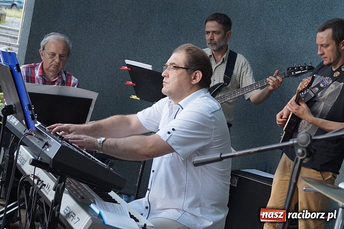 Zdjęcie w galerii na portalu naszraciborz.pl: Grupa bez Nazwy wystąpiła w Parku Roth wiadomości z regionu