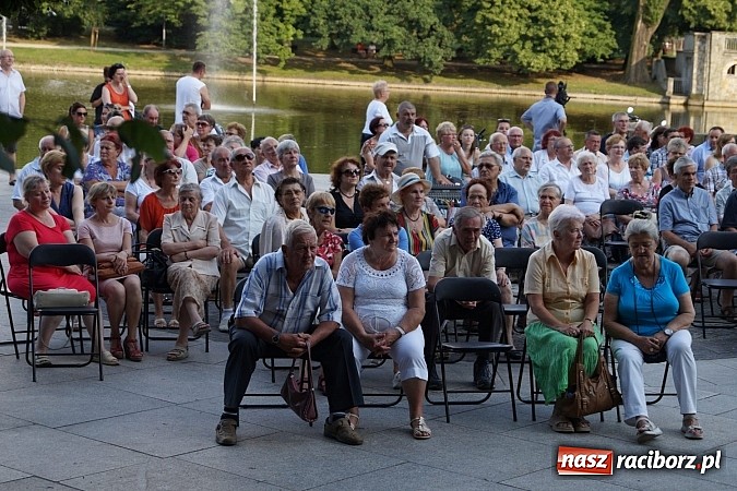 Zdjęcie w galerii na portalu naszraciborz.pl: Grupa bez Nazwy wystąpiła w Parku Roth wiadomości z regionu