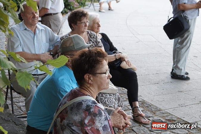 Zdjęcie w galerii na portalu naszraciborz.pl: Grupa bez Nazwy wystąpiła w Parku Roth wiadomości z regionu